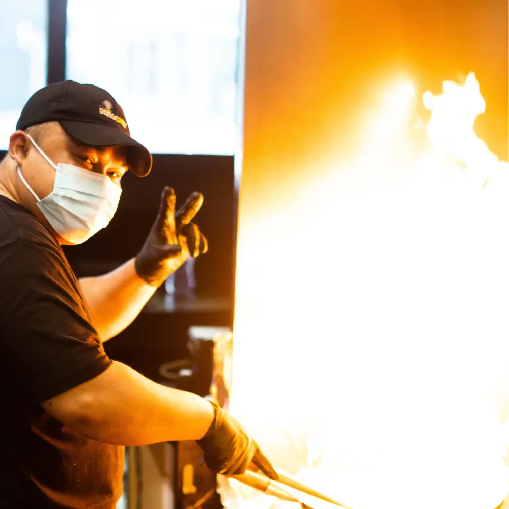 chef entrain de wokké feu vif ambiance resto thai street food