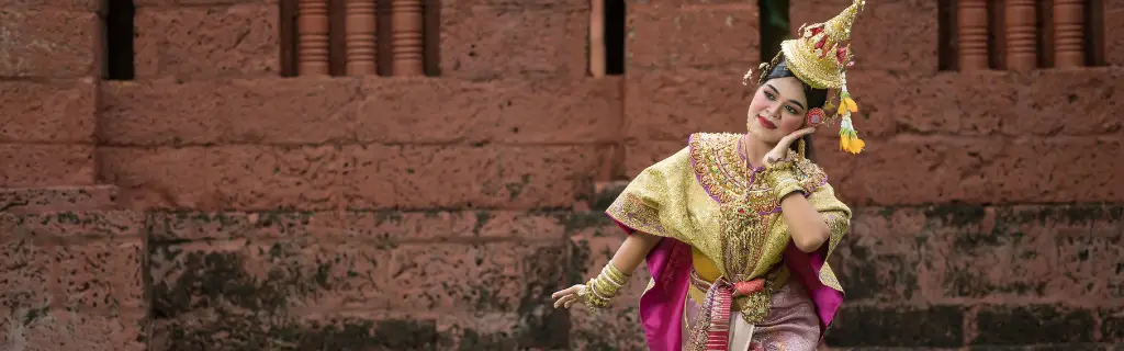 Femme thaï en habit traditionnel, l’âme du temple thaïlandais