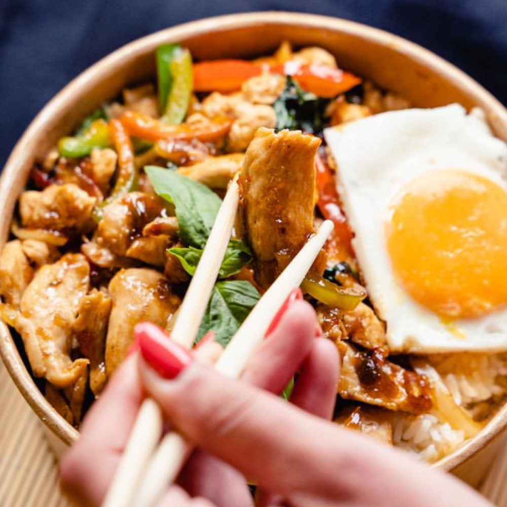 pad kra pao au poulet façon bangcook street food thai