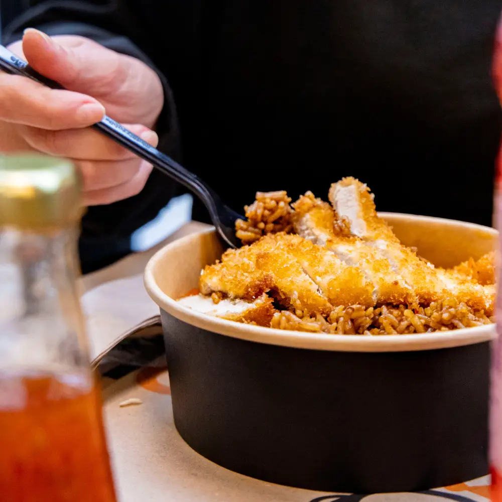 poulet crousty et kao prat (riz sauté thai) chaque bouchée un plaisir bangcook resto fast food thai
