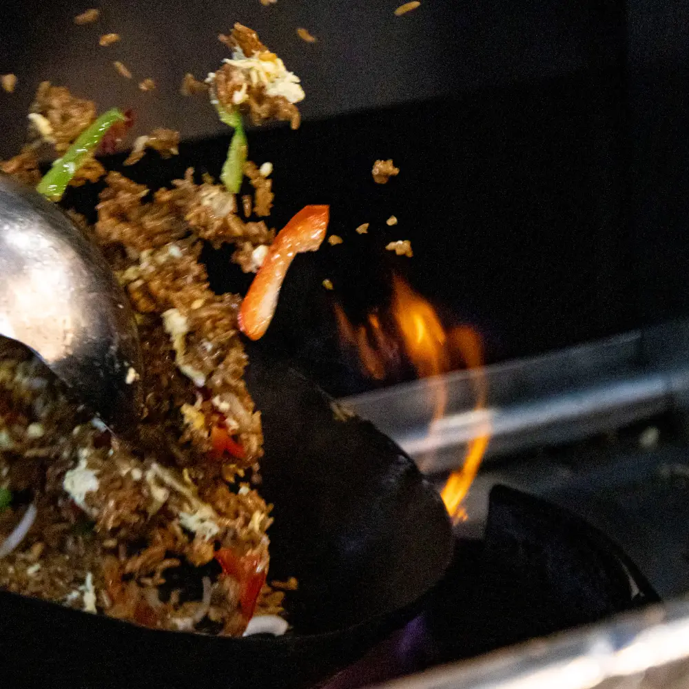 riz et légume sauté au wok thai préparation khao prat au poulet crousty riz thai