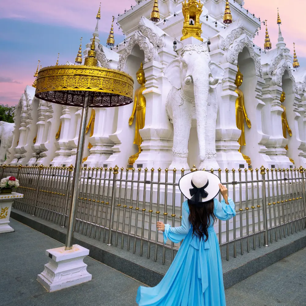touriste devant temple thai