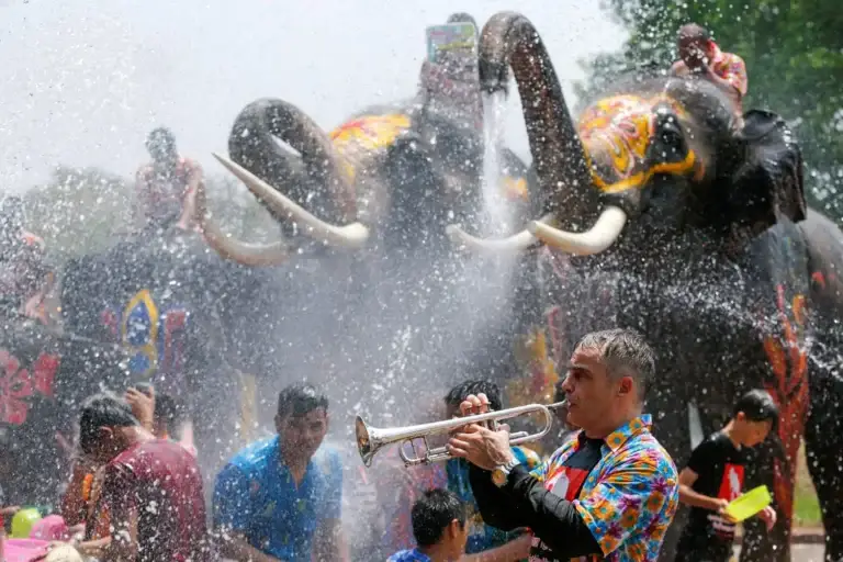 Songkran festival Thaïlande traditions eau
