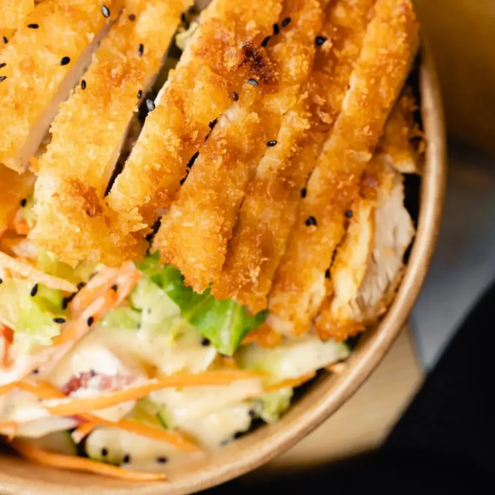 Salade thaï au poulet croustillant, légumes frais et sauce maison légère chez BANGCOOK Fast Good Thai