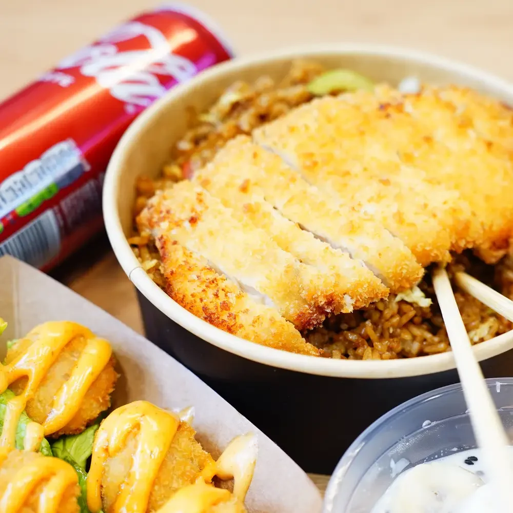 Bangcook – Khao Prat Spécial Poulet Croustillant, un riz thaï sauté au wok accompagné de poulet pané doré et savoureux.