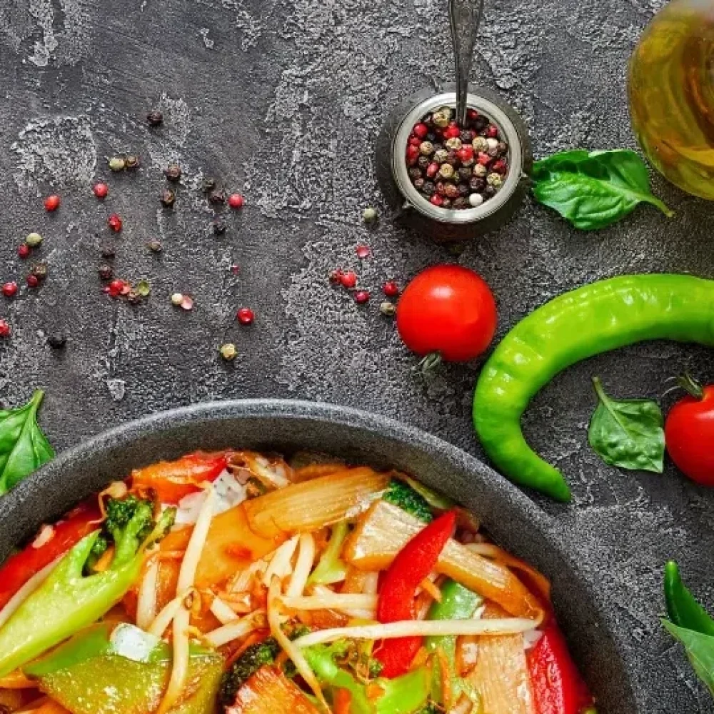 Wok de légumes sautés à la thaïlandaise, plat végétarien savoureux façon street food Bangcook